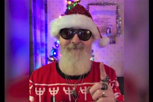 ロブ・ハルフォードがキュートなJUDAS PRIESTセーター姿でクリスマス・メッセージをアップ！