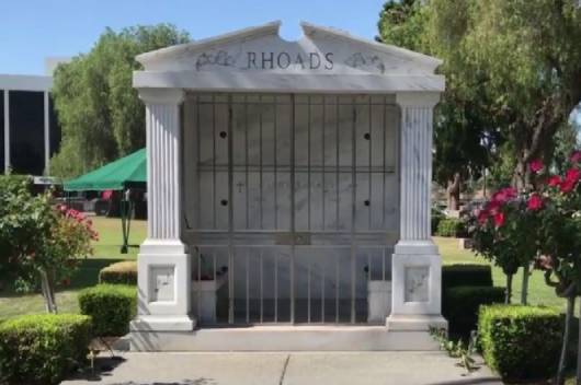 ランディ・ローズの命日3月19日に多くの関係者やファンがお墓を訪れ、没後40年のセレモニーに参列
