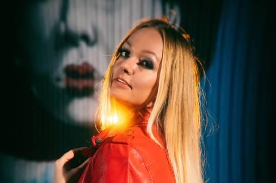 ノルウェーの女性メロディック・ロック・シンガー、イッサが1月リリースのニュー・アルバムから先行シングルのMVを公開！ | NEWS | BURRN!  ONLINE