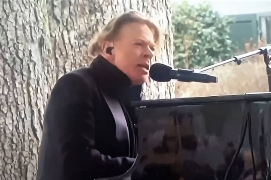 リサ・マリー・プレスリーの葬儀に参列したアクセル・ローズが ”November Rain” をピアノ弾き語りで披露