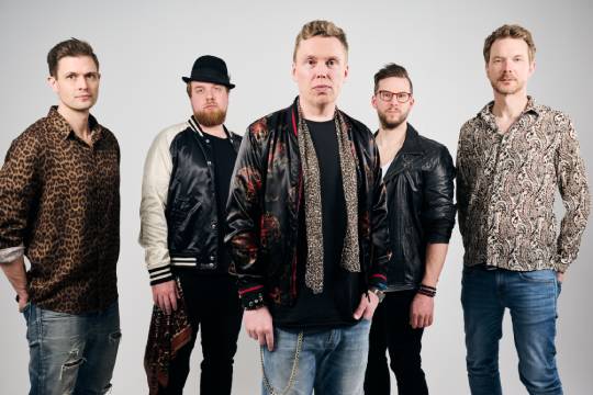 爽快なメロディック・ロックを聴かせるスウェーデンの新人STREETLIGHTが8月にデビュー・アルバムを発表！ 先行シングル ”Hit The Ground” のMVが公開中！