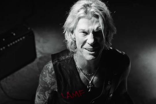 ダフ・マッケイガンが10月リリースのソロ・アルバム「LIGHTHOUSE」からニュー・シングル ”Longfeather” のMVを公開