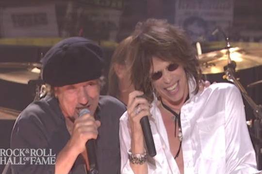 2003年『ロックの殿堂』入りセレモニーでのAC/DCとスティーヴン