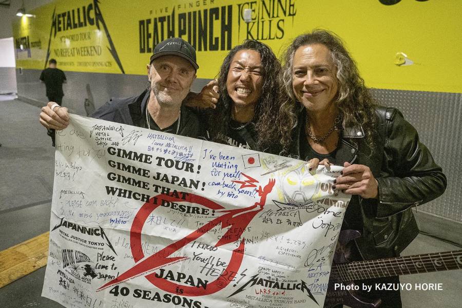 METALLICA公認のトリビュート・バンドHATTALLICAのKirz Hammettが『M72』ツアーのLA公演バックステージで来日祈願フラッグをメンバーに直接手渡し成功！
