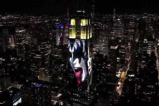 KISSの ”最後のライヴ” を祝して現地ニューヨークのエンパイア