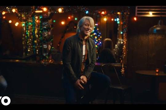 BON JOVIがホリデイ・ソング ”Christmas Isn't Christmas” のMVを公開！