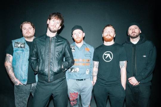 英国のメタルコア・バンドWHILE SHE SLEEPSがニュー・アルバム