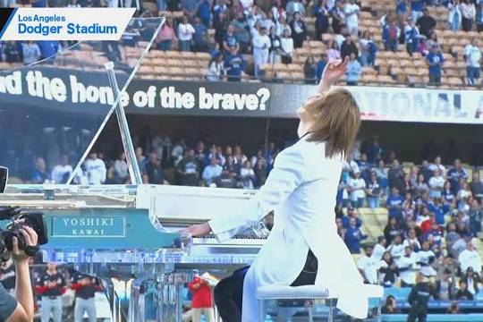 YOSHIKIがドジャー・スタジアムで大谷翔平を前にアメリカ国歌をピアノで演奏！