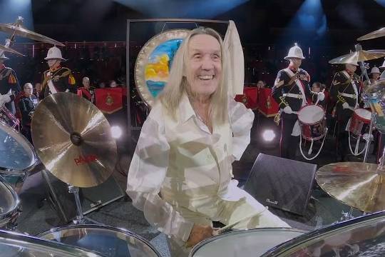 ニコ・マクブレインが海兵隊吹奏楽団と共にIRON MAIDENナンバーを演奏した映像が公開！