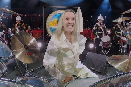 ニコ・マクブレインが海兵隊吹奏楽団と共にIRON MAIDENナンバーを演奏