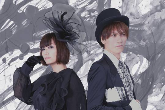 女性ヴォーカリストのAkiとTHE UNCROWNEDのTakeshiによるニュー・プロジェクトMx.MOONが9/25にデビュー・アルバム「THE MOON RISING」をリリース！