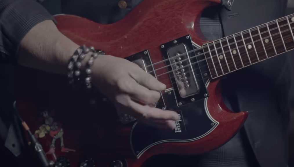 英国ポップ界大御所ロビー・ウィリアムズ、トニー・アイオミをフィーチュアした新曲“Rocket”を発表