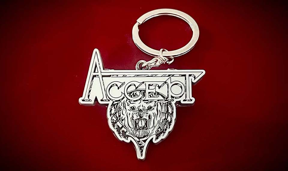 大盛況で来日公演を終えたACCEPT、そのバンドロゴをかたどった“ハード・メタル・キーホルダー”をS.M.R.S.で限定販売！