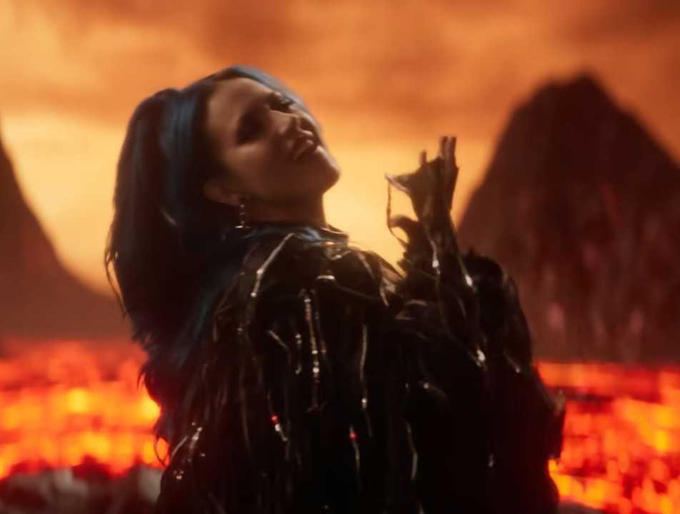 DRAGONFORCEとアリッサ・ホワイト＝グラズ（ARCH ENEMY）の共演曲“BURNING HEART”のニューMV公開