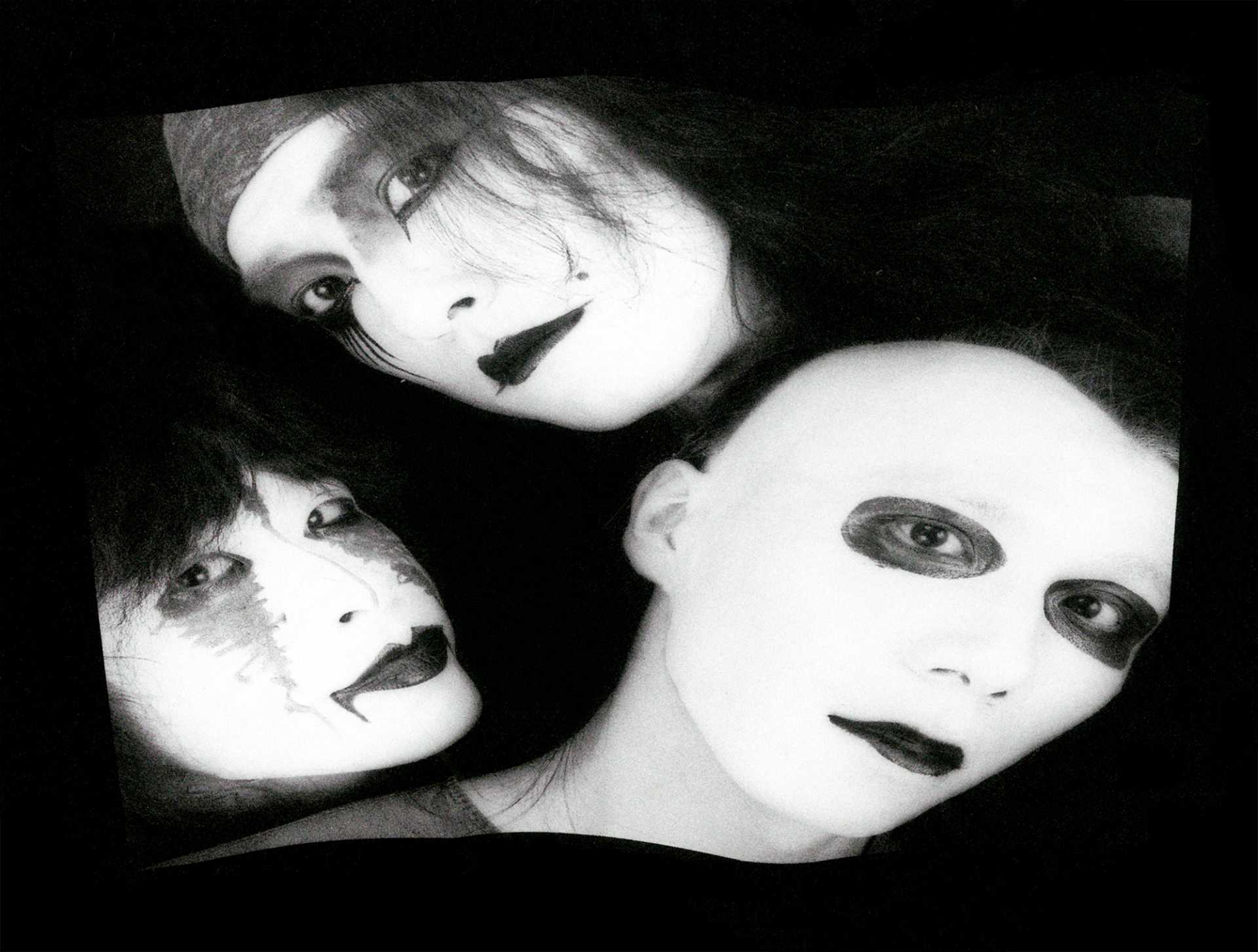80年代ジャパニーズ・メタル・シーンに異形の花を開いたアヴァンギャルド・メタル・カリスマDOOMの名盤４作品リマスター／アナログ盤再発、９月24日発売の第一弾は「Killing Field...」（1988年）と「Complicated Mind」（1988年）！