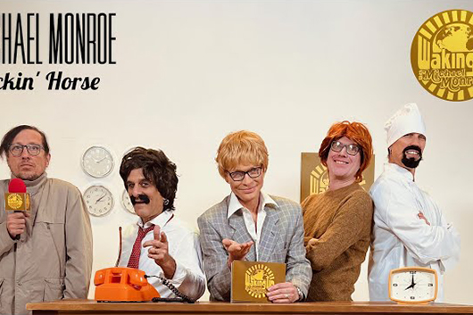 マイケル・モンロー、ニュー・シングル「Rockin’ Horse」リリース。朝のニュース番組司会者を演じるMVも公開に