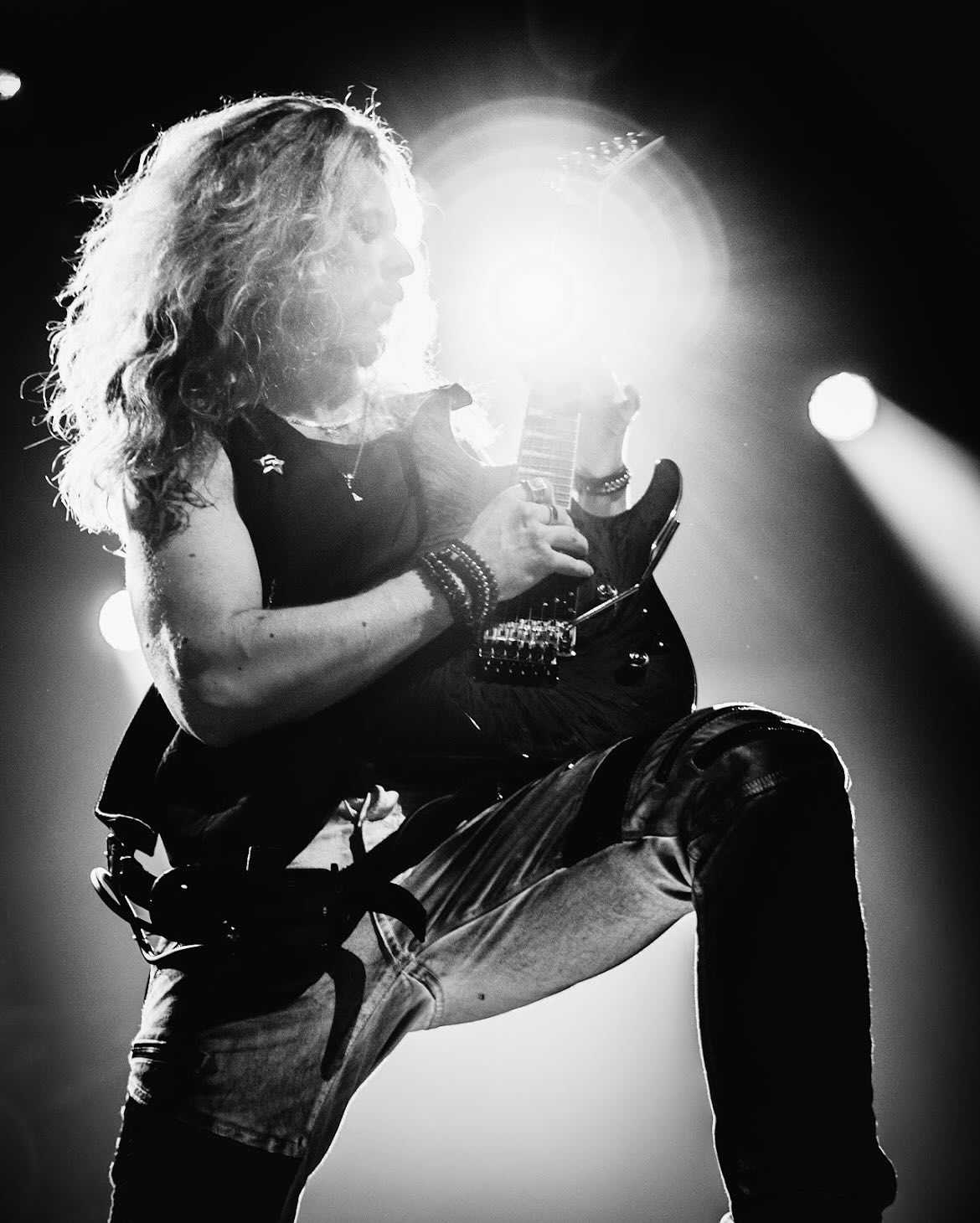 フィンランドのメロディック＆スリーズ・メタル精鋭TEMPLE BALLSのニコ・ヴオレラ （g）他界