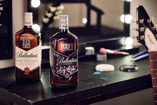 KISSがボトルにデザインされたウイスキー 「バランタイン ファイネスト」が11月25日から限定発売決定