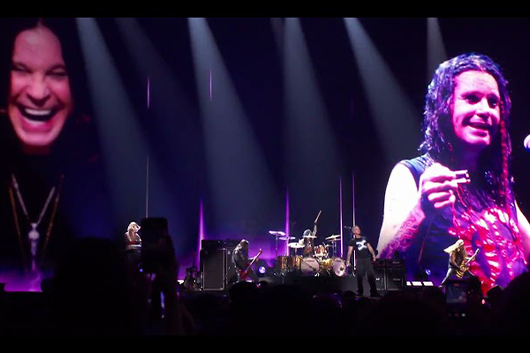 オジー・オズボーン、BRITアウォードでライフタイム・アチーヴメント賞受賞。トリビュート・パフォーマンスでヴォーカルを務めたのはロビー・ウィリアムズ