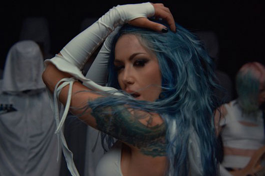 アリッサ・ホワイト=グラズが結成した先鋭的女性プレイヤー揃いの新バンド:BLUE MEDUSA、1stシングル “Checkmate” をリリース!