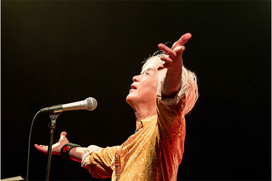 VOW WOWの人見元基、初のソロ・アルバムは洋楽スタンダードのカヴァー!　「Sings Standards」は5/13リリース！