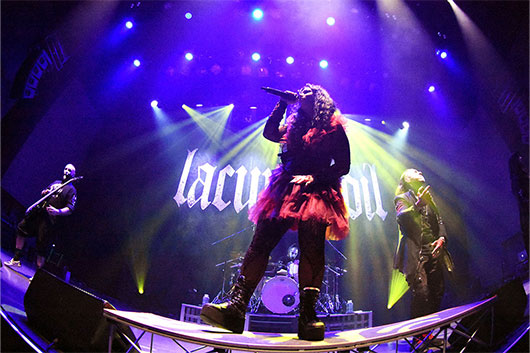 【来日レポート】LACUNA COIL── “現在” への自信を見せつけた圧巻パフォーマンス