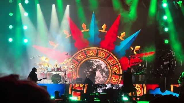 結成35周年とファビオ・リオーネ（vo）の卒業を祝う“Bangers Open Air”フェス（＠サンパウロ）のANGRAリユニオン特別公演の模様を撮ったファン撮影動画がYouTubeに続々登場中。天国のアンドレ・マトスを偲び、ANGRAの過去・現在・未来を祝福する一大イベント！