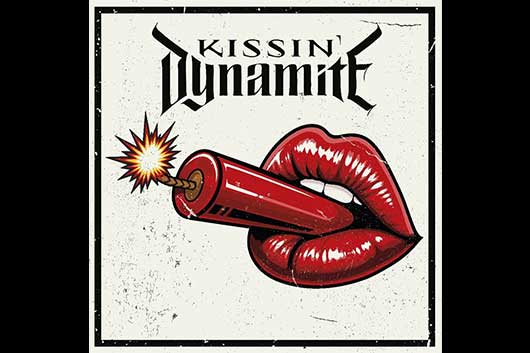 ハネス・ブラウン〈vo〉在籍ラインナップの最後を飾るKISSSIN’ DYNAMITEのセルフ・タイトル最新作は9/18リリース!(海外) ポジティヴなパワーを放つ1stシングル “Glory Days” のMVを公開!