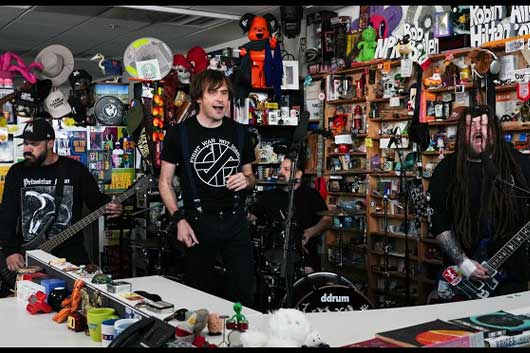 NAPALM DEATH、『Tiny Desk Concert』で番組初のグラインドコア流儀を叩きつける!