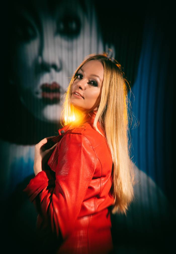 ノルウェーの女性メロディック・ロック・シンガー、イッサが1月リリースのニュー・アルバムから先行シングルのMVを公開！ | NEWS | BURRN!  ONLINE