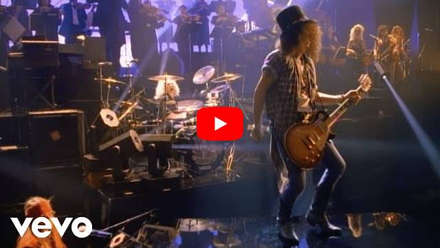 GUNS N' ROSES来日公演初日のステージ上から撮影した動画をダフ