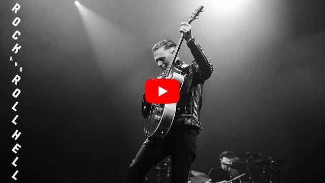 ブライアン・アダムスが42年前に共作したKISS ”War Machine” をセルフ