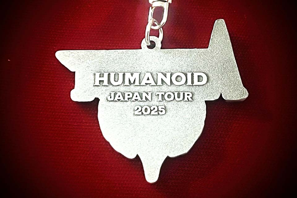 大盛況で来日公演を終えたACCEPT、そのバンドロゴをかたどった