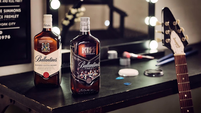 KISSがボトルにデザインされたウイスキー 「バランタイン ファイネスト